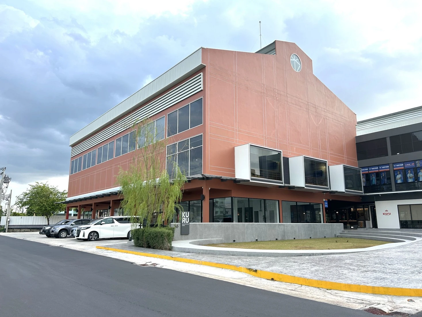 เช่าพื้นที่ ประชาอุทิศ ธนบุีรีรมย์